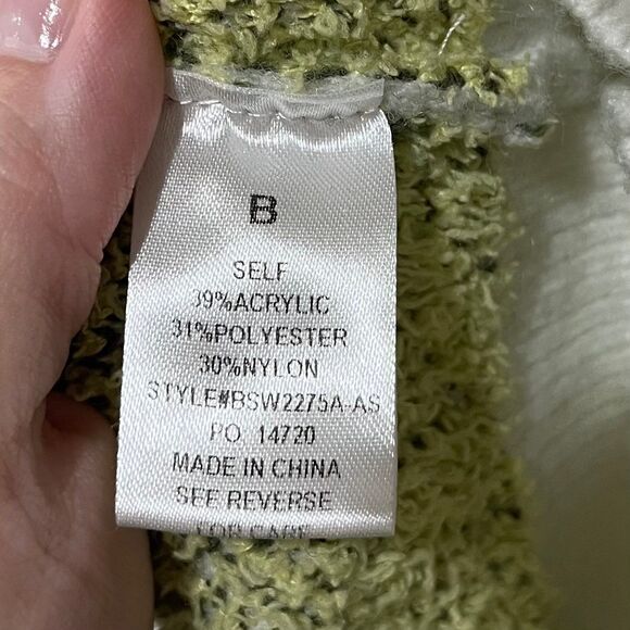 Arula Yellow Lemon Distressed V-Neck Sweater size 2X - Picture 6 of 6